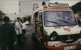 Segnung eines Rettungswagens mit Pfarrer Kraus